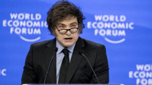 Inflação na Argentina acelera pelo 3º mês seguido, em desafio para Milei