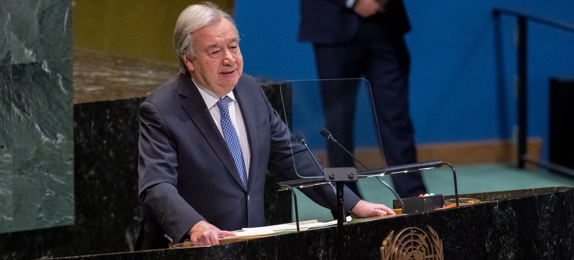 António Guterres, Secretário-Geral da ONU, discursando no pódio da Assembleia Geral da ONU com o emblema da ONU visível.
