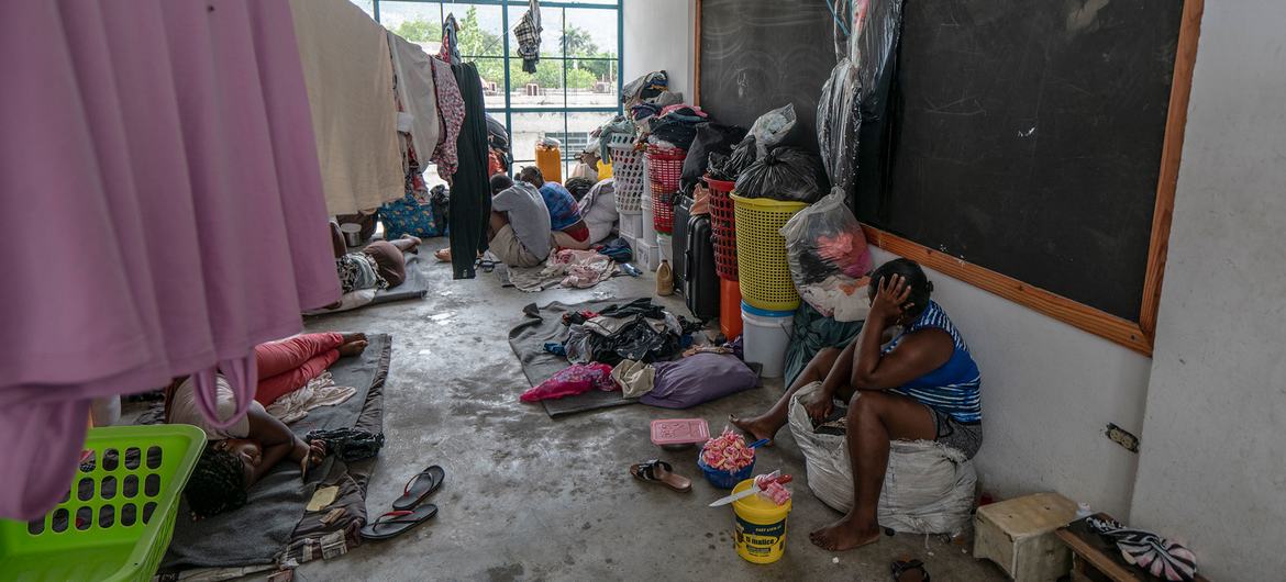Pessoas deslocadas dormindo em esteiras dentro da antiga escola secundária Lycee Marie Jeanne para meninas em Porto Príncipe, Haiti, em meio à violência contínua e à atividade de gangues.