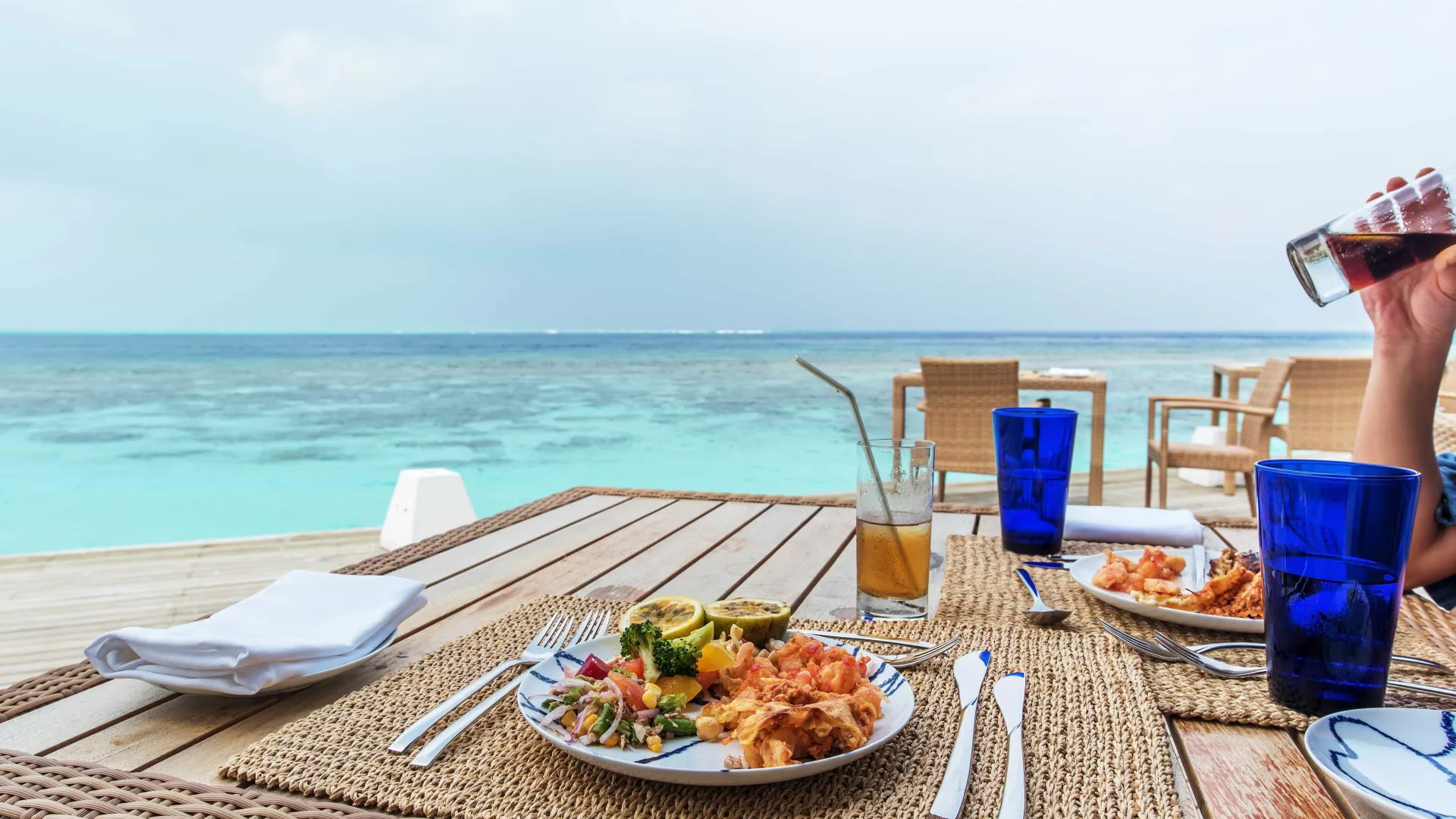 Comer na praia: alerta sobre os riscos invisíveis dos alimentos no calor