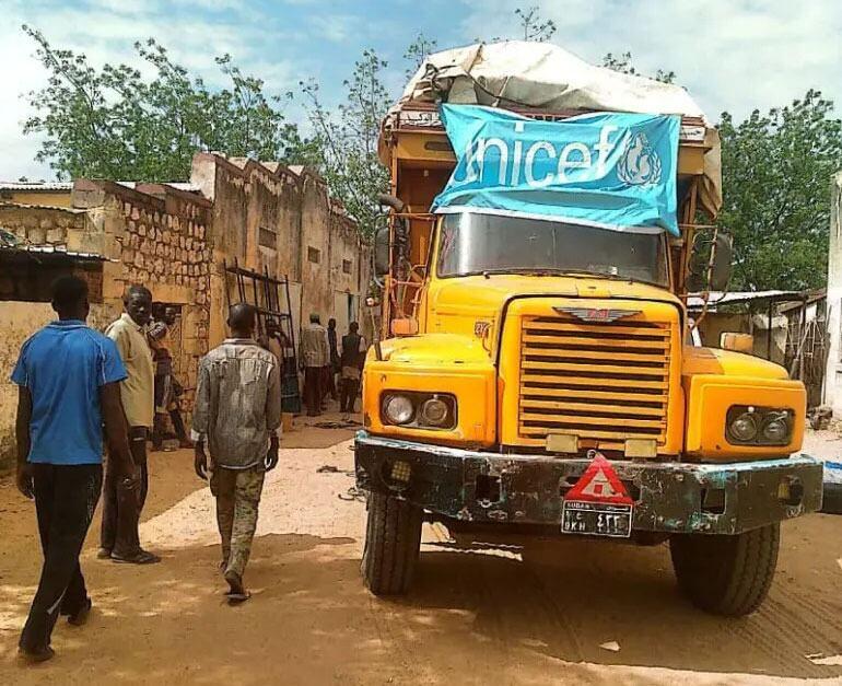 Um comboio de ajuda da UNICEF chega a Dilling e Kadugli, no Kordofan do Sul, no Sudão, entregando suprimentos vitais a mais de 130 mil pessoas afetadas pelo conflito.