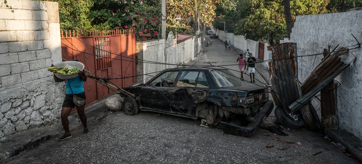 Um bloqueio de estrada é montado em um bairro de Porto Príncipe na tentativa de evitar sequestros de gangues.