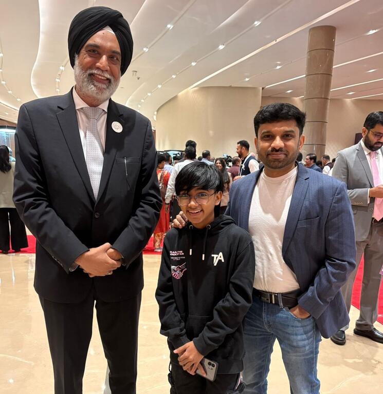 “AI Kid of India”, Raul John Aju, com o Subsecretário Geral das Nações Unidas e Enviado Especial para Tecnologias Digitais e Emergentes, Amandeep Singh Gill, após uma sessão paralela da ODET no AI Impact Summit 2026 na Índia.