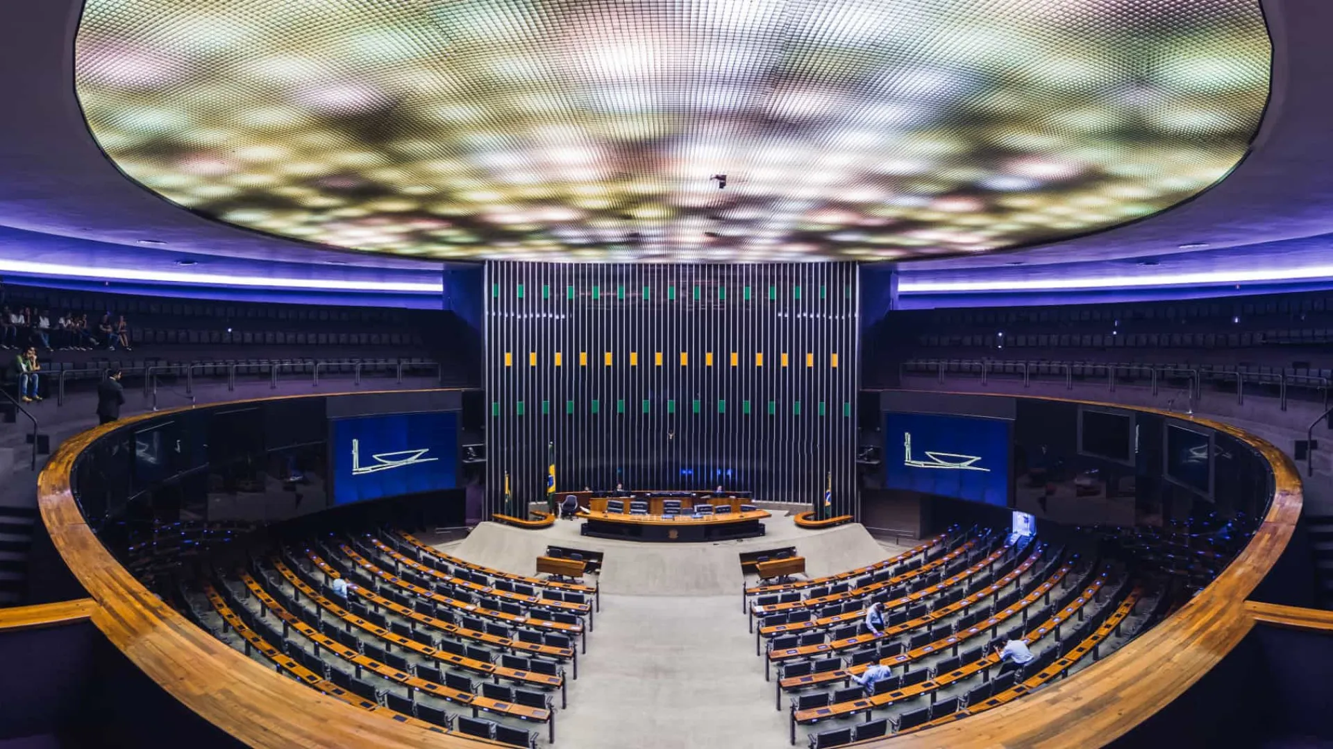 Fim da escala 6x1 avança no Congresso e eleva receio de setores produtivo e financeiro