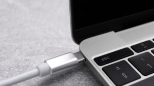 Notebook sempre ligado à tomada? Veja os riscos e como evitá-los