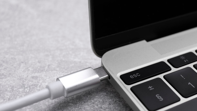 Notebook sempre ligado à tomada? Veja os riscos e como evitá-los