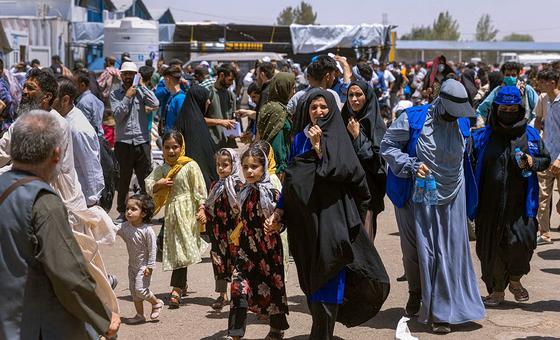 Notícias do mundo em resumo: Últimos confrontos na fronteira entre o Afeganistão e o Paquistão, assassinato de ativista dos direitos das mulheres iraquianas condenado, marco da hanseníase no Chile