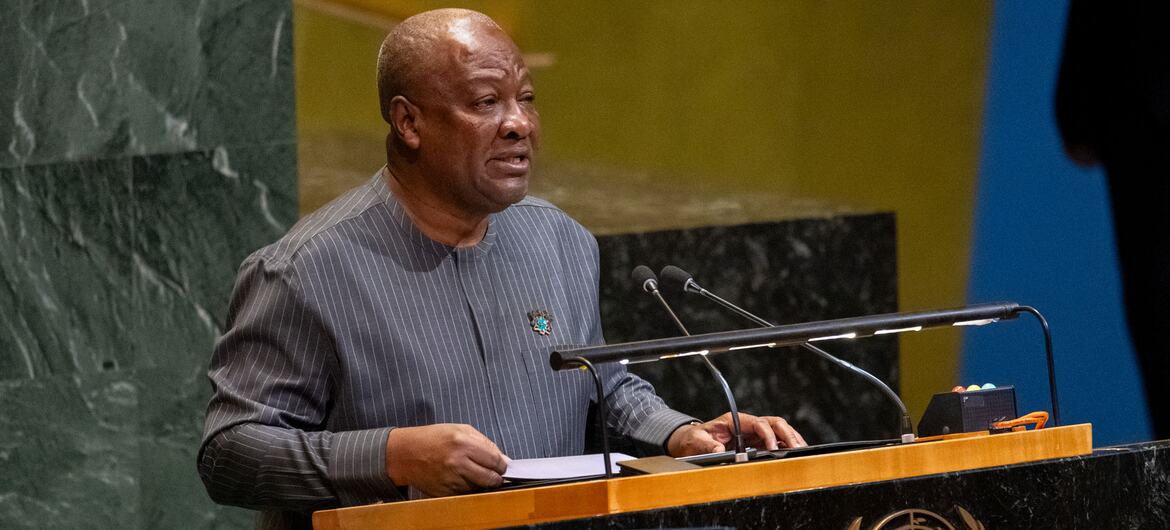 O presidente John Mahama, de Gana, discursando no pódio da Assembleia Geral das Nações Unidas.