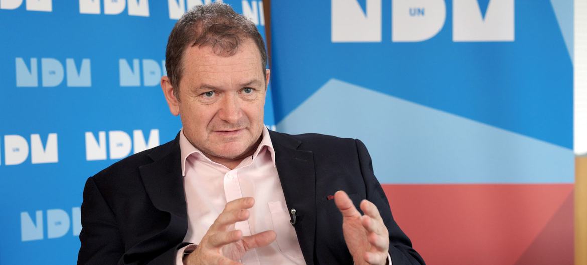 Paul Heslop, Chefe do Programa de Ação contra Minas do PNUD na Ucrânia, senta-se para uma entrevista com o UN News.