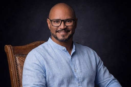 Durante décadas, a gestão empresarial evoluiu criando estruturas cada vez mais eficientes para decisões locais. Departamentos especializados, indicadores específicos, metas claras e responsabilidades bem delimitadas.