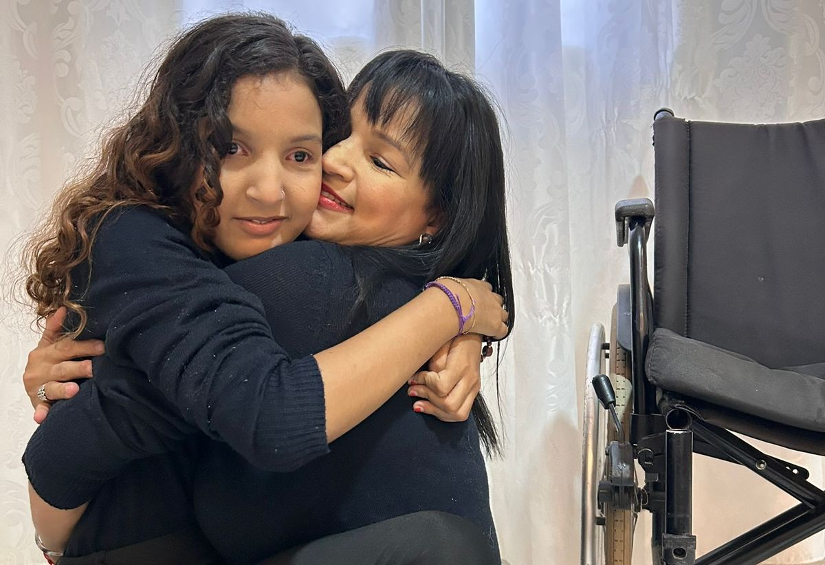 Bernadette Barbosa transformou a própria vivência em um testemunho sobre maternidade atípica e resistência. Mãe de Zahara, de 13 anos, ela é autora do livro Mãe Rara e Filha Rara, Uma História de Vida e Superação