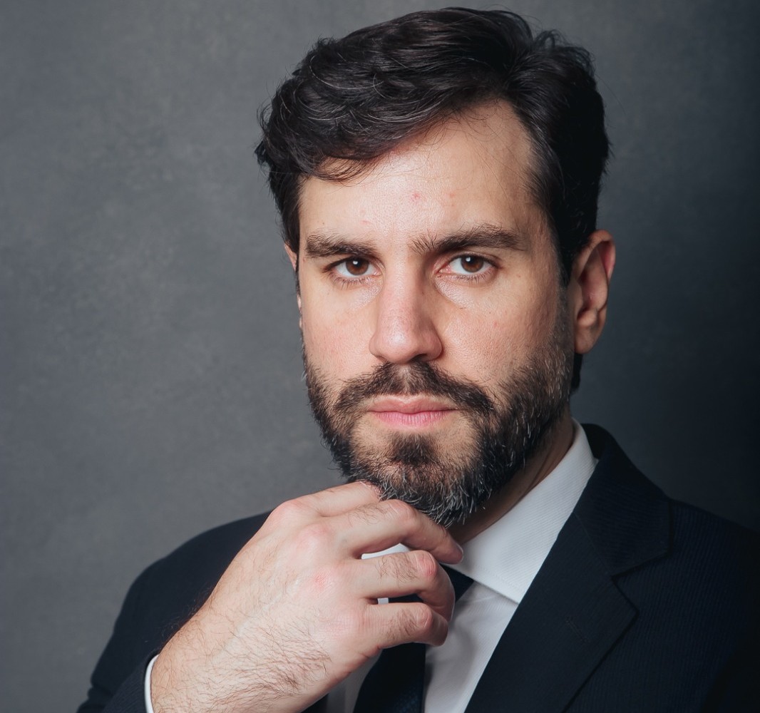 Imagine a cena: sua empresa tem décadas de estrada e um histórico impecável. De repente, chega uma notificação de um banco estatal. Você espera um novo contrato, mas recebe uma certidão de óbito. Uma multa que ultrapassa dez vezes o seu capital social e a proibição de licitar por dois anos. O motivo? Um atraso milimétrico ou um erro formal que qualquer bom senso resolveria com uma conversa.