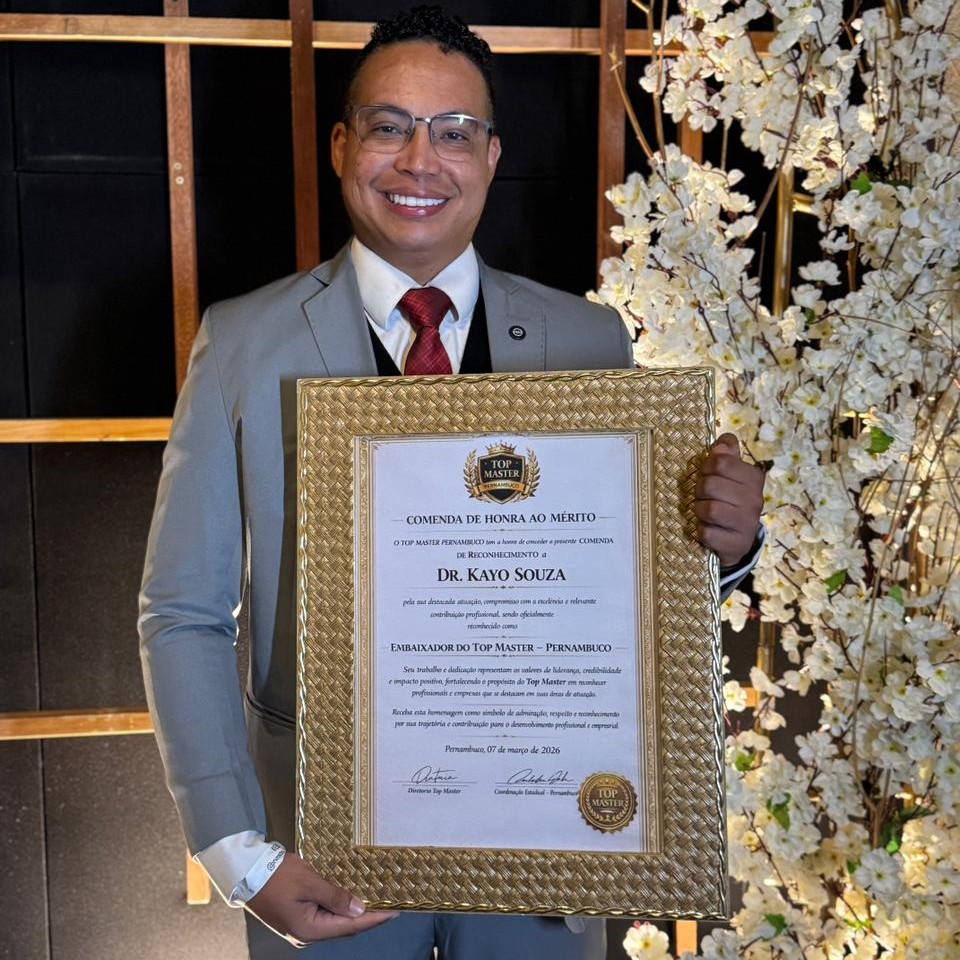 Dr. Kayo Souza foi homenageado com a Comenda de Honra ao Mérito do Top Master Pernambuco, reconhecimento concedido a profissionais que se destacam por sua atuação e contribuição em suas áreas. A cerimônia ocorreu no dia 8 de março de 2026, em Pernambuco.