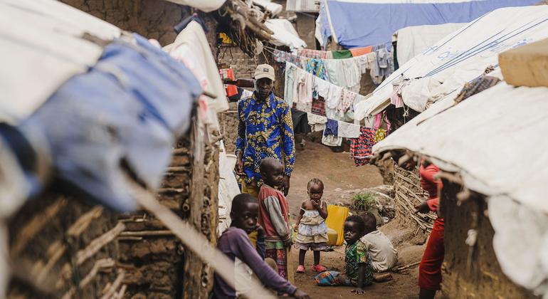 O Leste da RD Congo tem assistido a repetidas ondas de violência e deslocamento. Na foto, famílias abrigadas em um campo de deslocados internos na província de Ituri, em setembro de 2025.