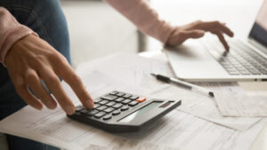 Vai fazer 65 anos em 2026? Veja quando é possível se aposentar