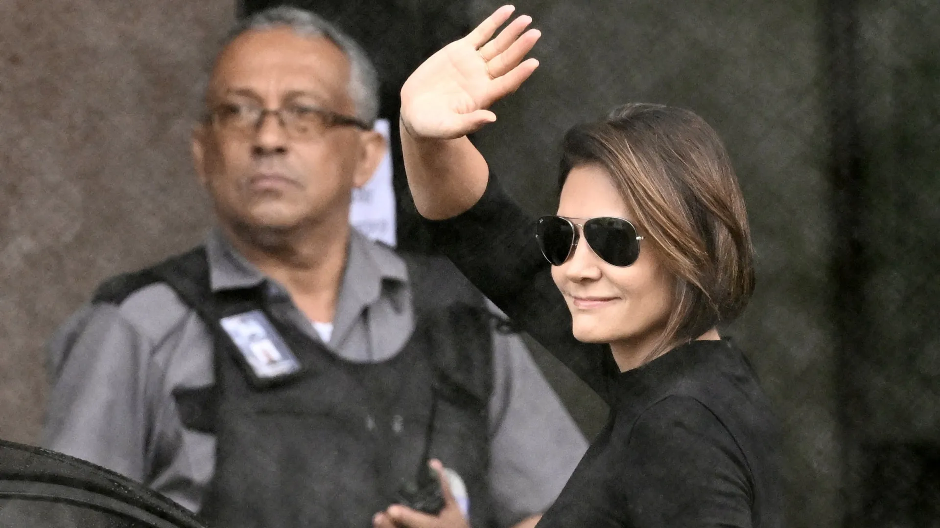 Moraes autoriza Michelle como acompanhante de Bolsonaro e determina segurança 24h no hospital