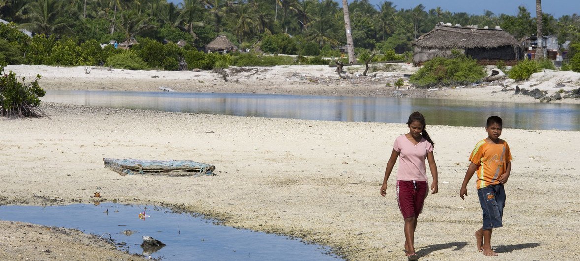 Em Kiribati, as alterações climáticas estão a ter um sério impacto na paisagem baixa desta nação insular do Pacífico.