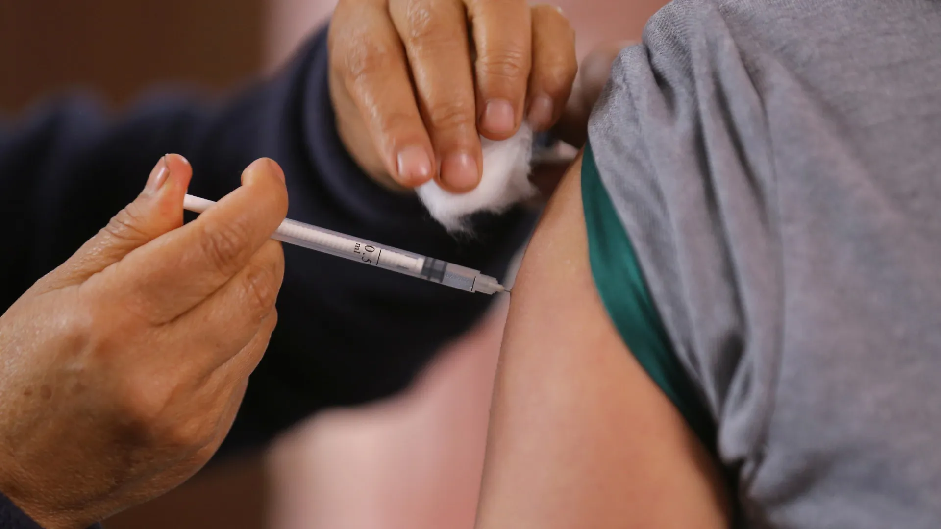 Vacina da gripe não aumenta risco da doença, alerta ministério