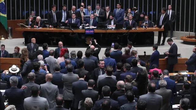 Comissão aprova relatório, e PEC da escala 6x1 avança na Câmara