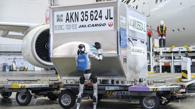 Japão testa robôs humanoides para transportar bagagens em aeroporto