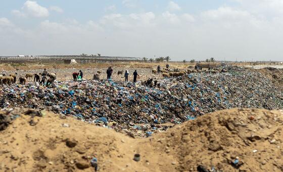 Resumo das Notícias do Mundo: Acumulação de resíduos em Gaza, ataques de drones no Sudão, camião de ajuda humanitária atingido na Ucrânia