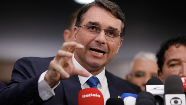 Flávio Bolsonaro critica fim da escala 6x1